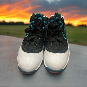 Nilke Lebrons 7. Size 11c lil boys. White & black. Great condition. Worn 2 times